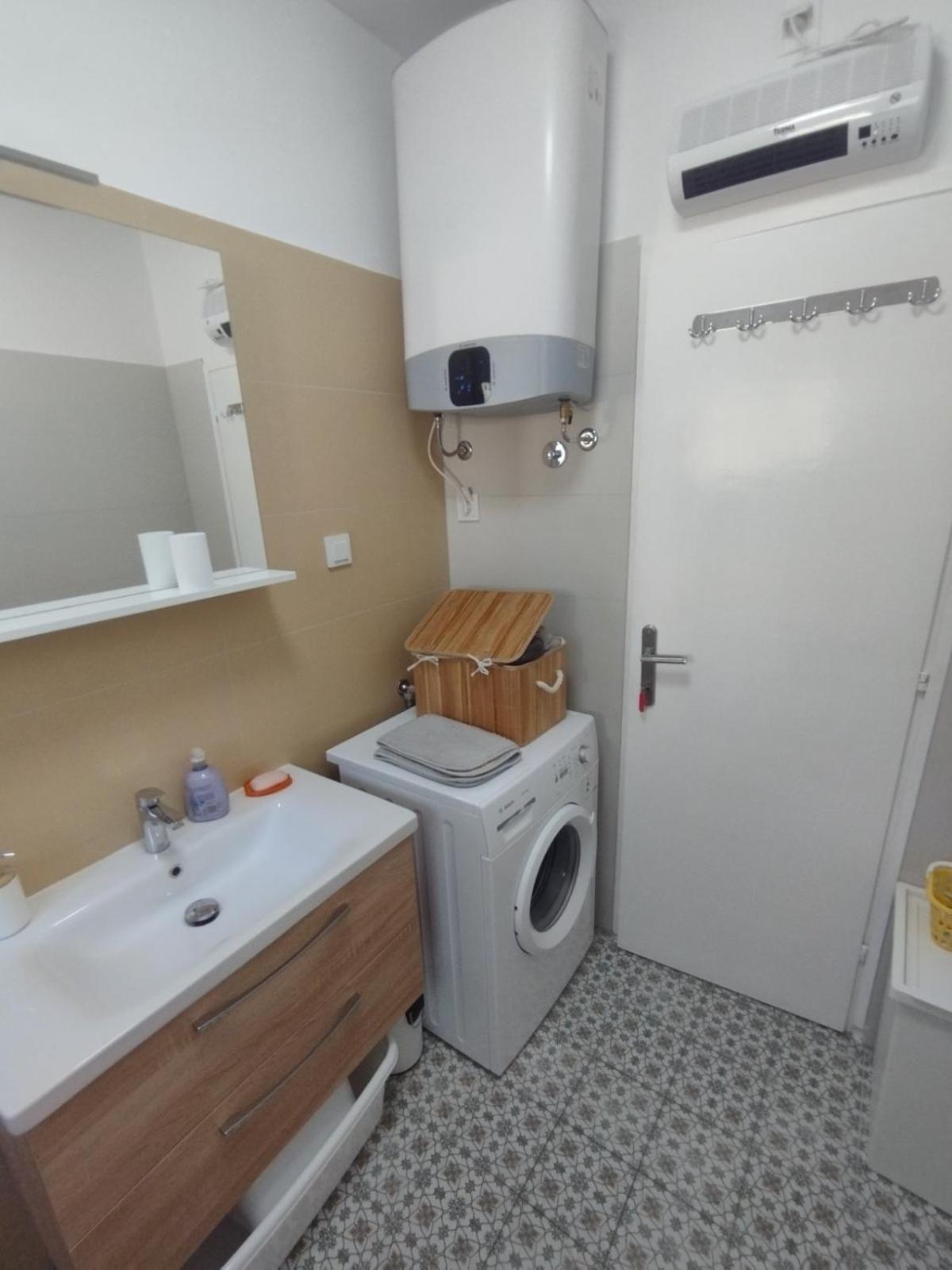 Apartman Kora Njivice Exteriör bild